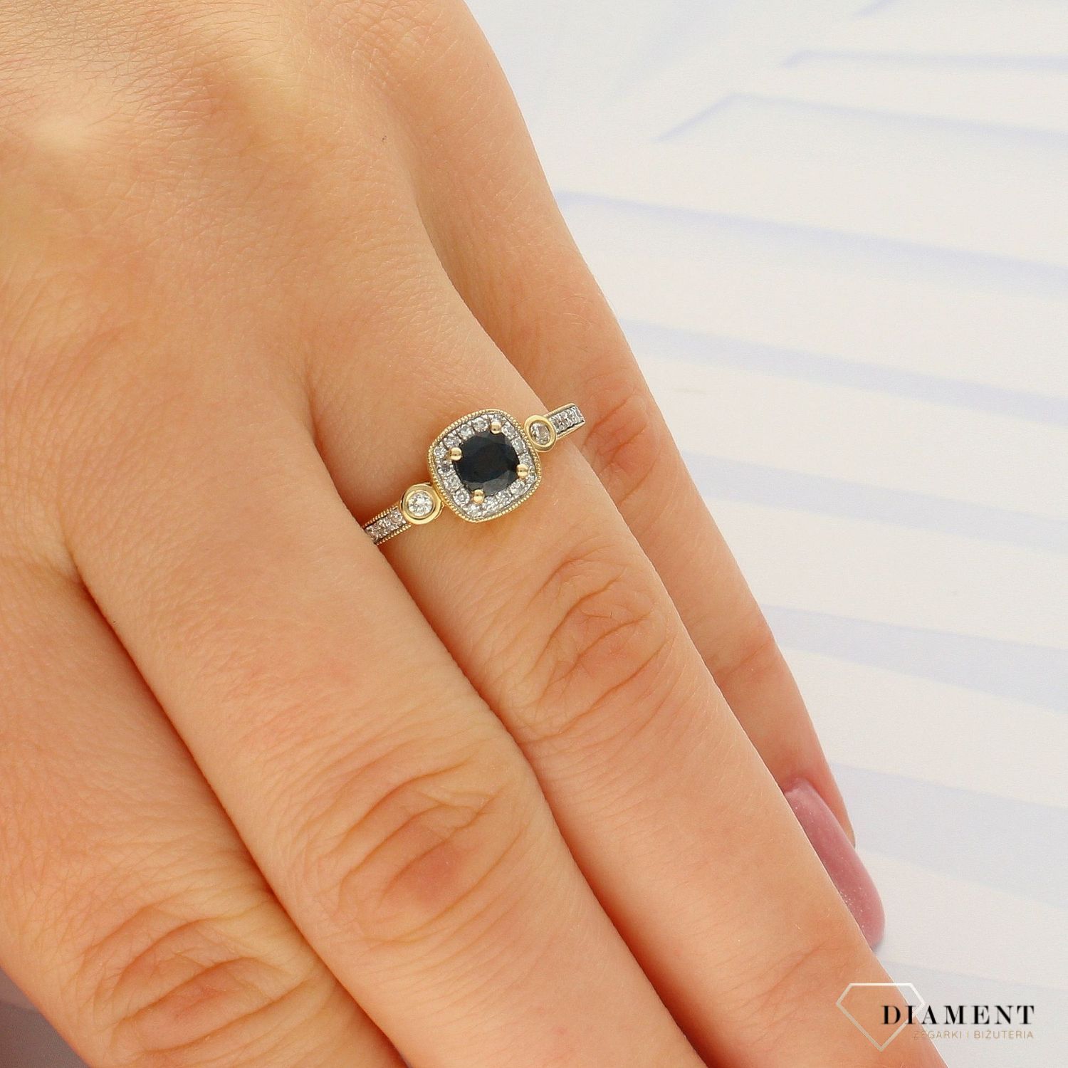 Pierścionek złoty DIAMENT żółte złoto, diamenty, szafir. Pierścionki zaręczynowe. Piękny pierścionek ozdobiony trzema brylantami. Klasyka w najlepszym wydaniu.  32563RSD2AJJ.jpg